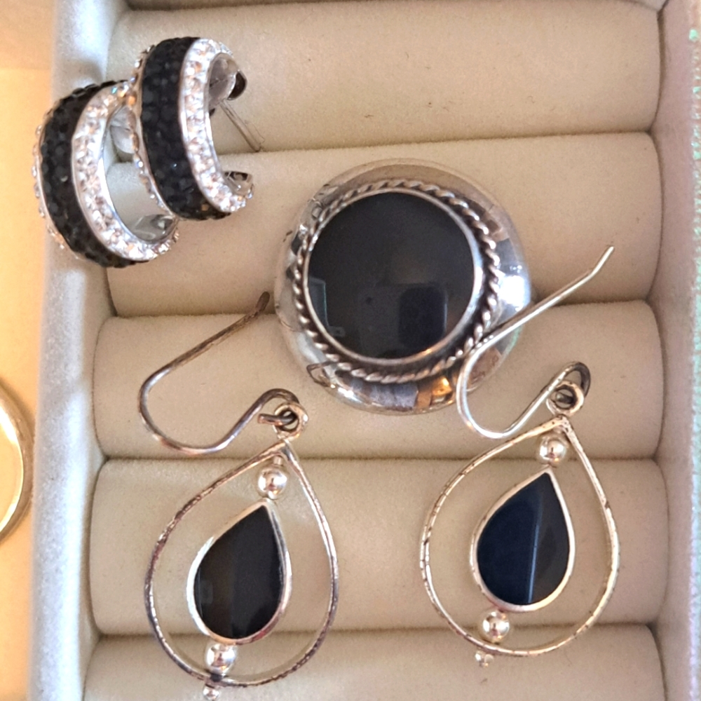 Black Onxy sterling silver ring with gift set - Picture 2 of 3